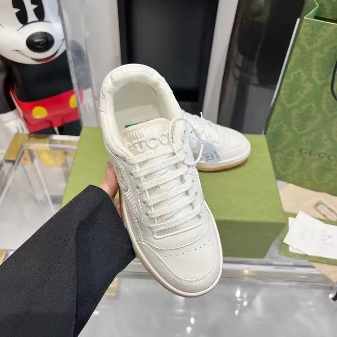👟👟Ex-factory price 520👟👟 Women's shoes Women's clothing Women's shoes factory Women's shoes Women's clothing Men's size +10 Gucci Gucci 2023 latest hot model MAC80 sneakers Couple style casual retro old dirty shoes small dirty shoes white shoes original purchase development production production Gucci MAC80 new hot model series The exquisite and compact interlocking double G logo romantically interprets the aesthetic concept of this series. Made of off-white leather, retro inspiration is cleverly integrated into the design of sports shoes, reinterpreting the brand logo. Fabric: Original custom-made imported first-layer cowhide. Lining: Original custom-made imported breathable mesh lining. Outsole: Original molded two-color T👟👟factory price U outsole. Bottom thickness: 3CM. Size: women's 35-40 / men's 39-45.